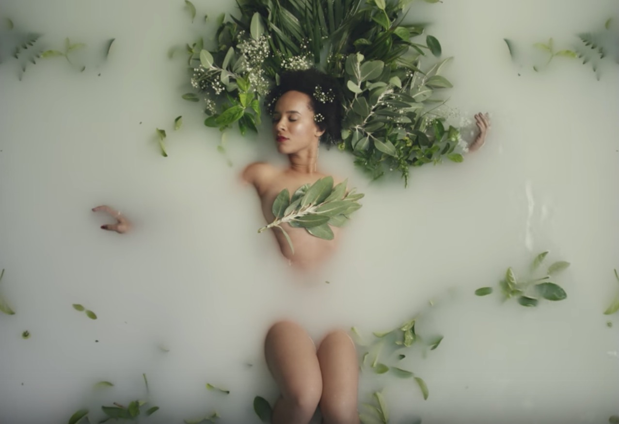 Then There's You by Saskwatch : a beautiful and sensual clip with singer Nkechi Anele bathing naked in milk. Lot of sensuality, hypnotic.